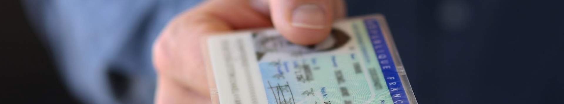 Peut-on voyager avec une carte d'identité de plus de 10 ans ?